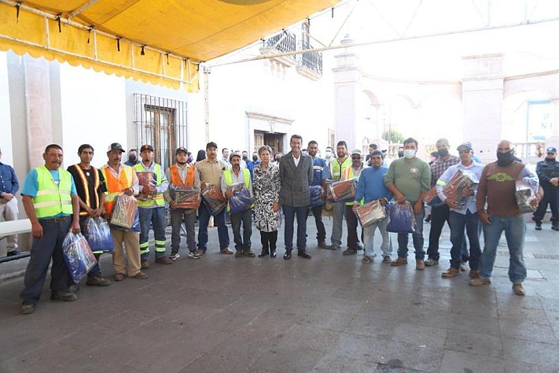 RECIBE UNIFORMES PERSONAL DE RECOLECCIÓN DE RESIDUOS SÓLIDOS EN CALERA