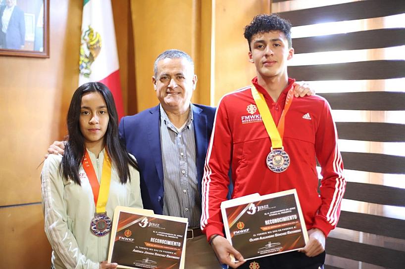 RECONOCE ALCALDE A JÓVENES JEREZANOS DEPORTISTAS 