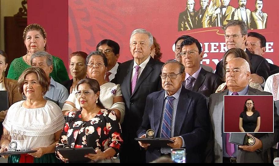 RECONOCE AMLO  A MAESTROS EN SU DÍA: ADELANTA AUMENTO DE SALARIOS   