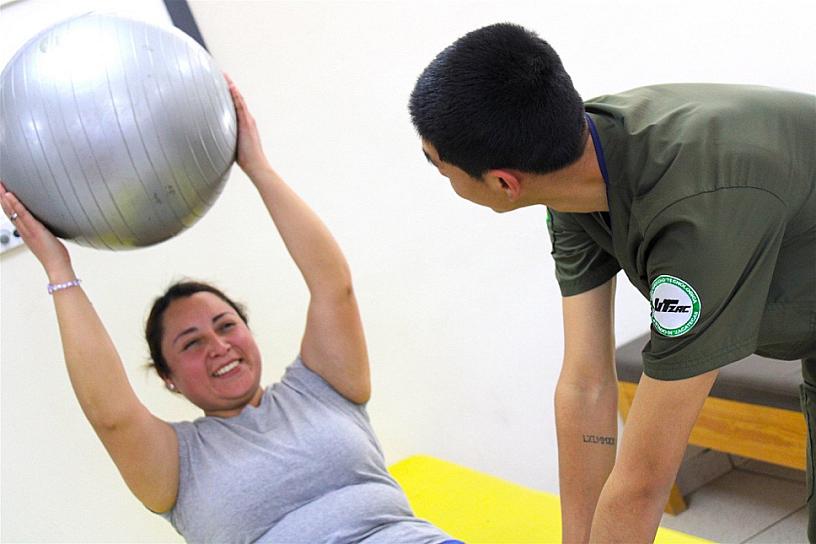 RECONOCE APAC FRESNILLO APOYO DE EGRESADOS DE LA UTZAC EN TERAPIA FÍSICA 