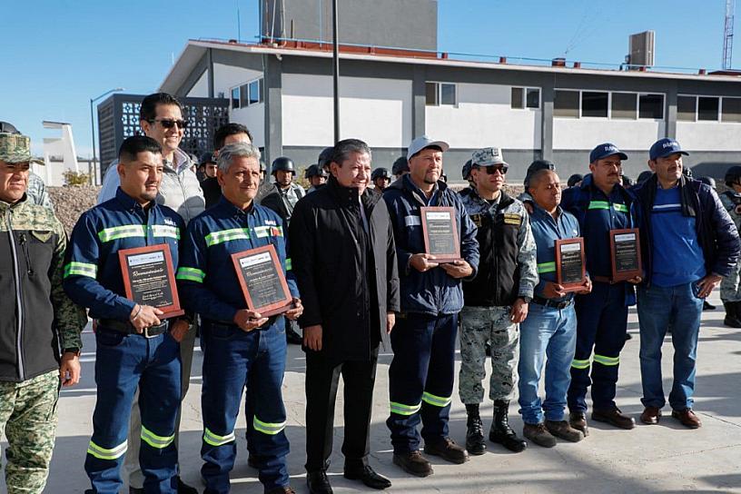RECONOCE DAVID MONREAL A TRABAJADORES QUE AUXILIARON A DAMNIFICADOS DE GUERRERO 
