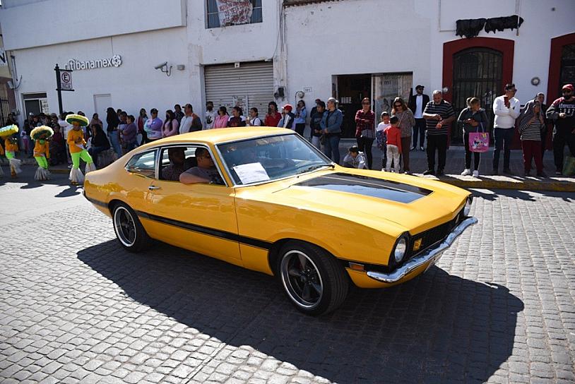 ALEGRÍA Y MÚSICA EN DESFILE DE DANZAS, BANDAS Y AUTOS CLÁSICOS