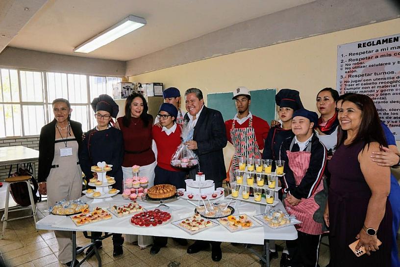 RECONOCE GOBERNADOR A COMUNIDAD EDUCATIVA DEL CAM EN FRESNILLO 