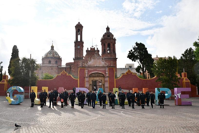 RECONOCE JULIO CÉSAR CHÁVEZ LABOR DEL CUERPO DE BOMBEROS DE GUADALUPE 