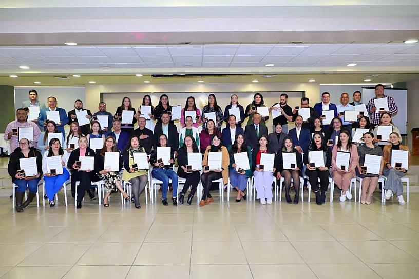 RECONOCEN A 44 MAESTROS DE EDUCACIÓN BÁSICA Y MEDIA SUPERIOR