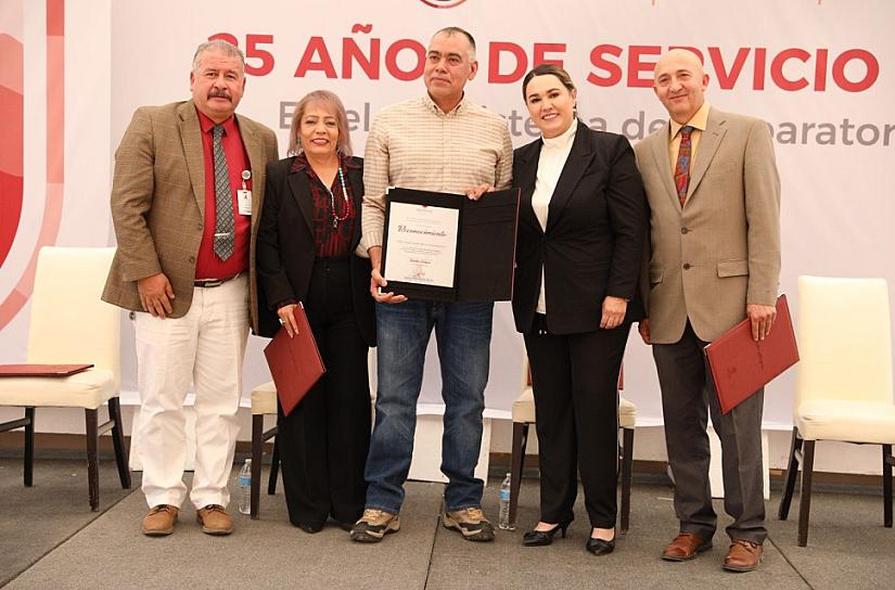 RECONOCEN A 81 PROFESORES DE PREPA POR 25 AÑOS DE SERVICIO 