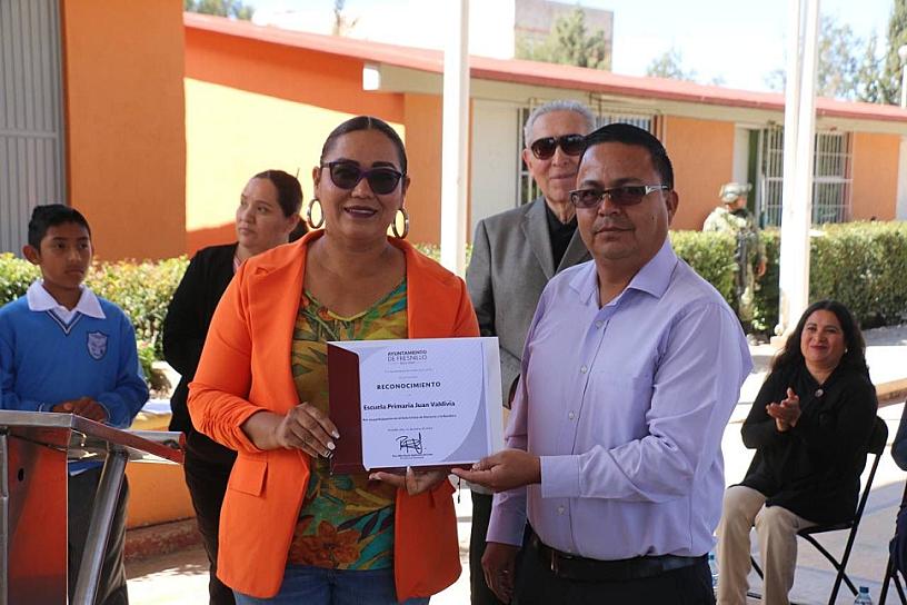 RECONOCEN A DOCENTES DE LA PRIMARIA JUAN VALDIVIA 