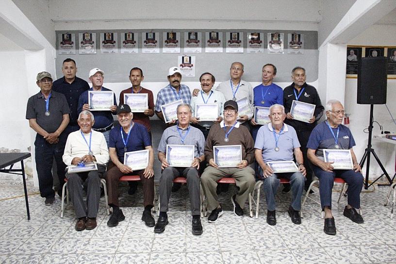 RECONOCEN A EXFUTBOLISTAS JEREZANOS 