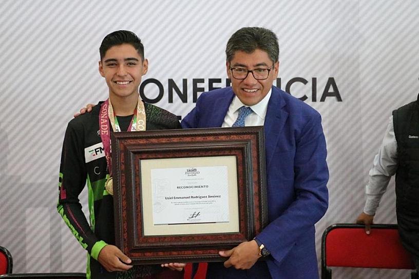 RECONOCEN A FRESNILLENSE CAMPEÓN DE BMX
