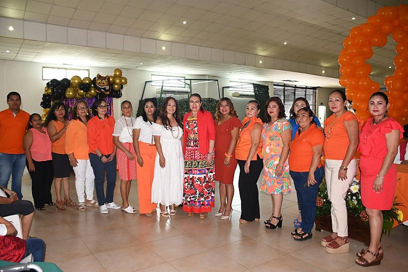 RECONOCEN A MUJERES DE JALPA CON CERTIFICADOS Y CONSTANCIAS