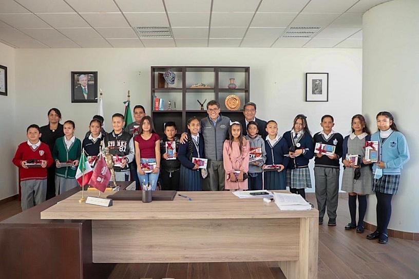 RECONOCEN A NIÑOS GANADORES EN LA OLIMPIADA DEL CONOCIMIENTO