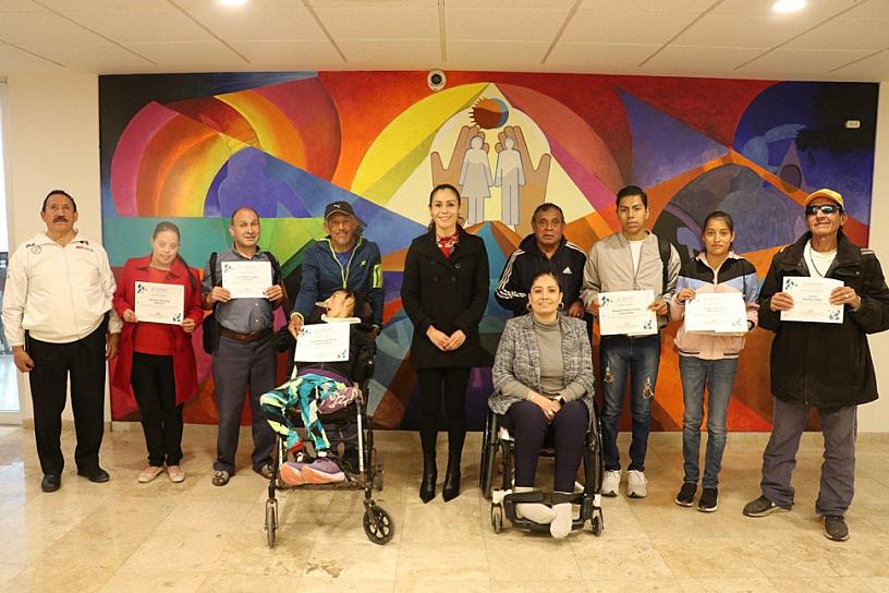 RECONOCEN A PERSONAS CON DISCAPACIDAD DE LA CARRERA DE CONVIVENCIA 