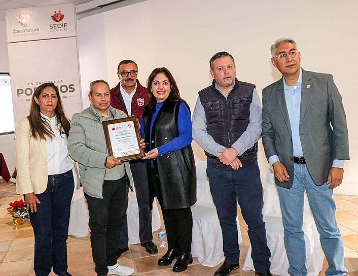 RECONOCEN A TRABAJADORES DEL SEDIF