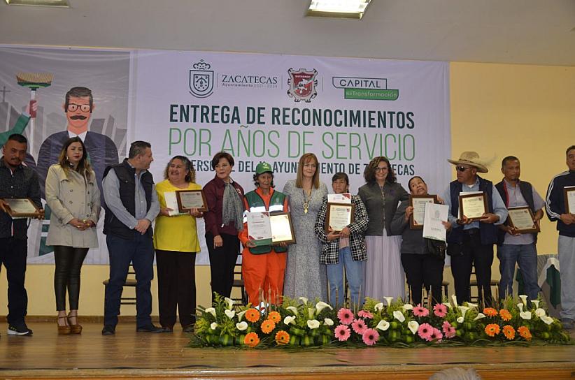 RECONOCEN A TRABAJADORES MUNICIPALES CON 15 A 40 AÑOS DE SERVICIO