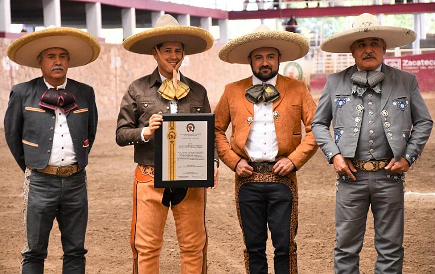 RECONOCEN CHARROS A JULIO CÉSAR CHÁVEZ PADILLA 