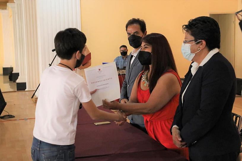  RECONOCEN CON BECAS A ALUMNOS DESTACADOS DE PRIMARIA 