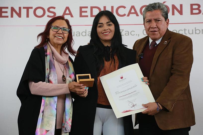 RECONOCE SECRETARIA LETICIA RAMÍREZ A MAESTROS ZACATECANOS
