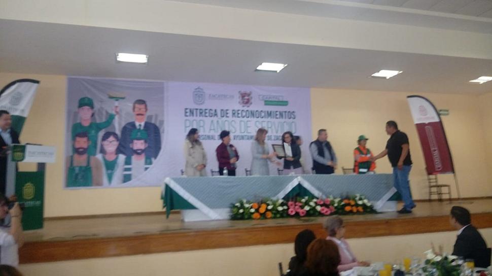 RECONOCEN TRAYECTORIA DE TRABAJADORES MUNICIPALES