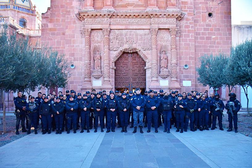 RECONOCE PEPE SALDÍVAR A POLICÍAS MUNICIPALES