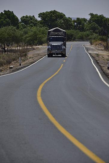 RECONSTRUYEN CARRETERA EN FRESNILLO 