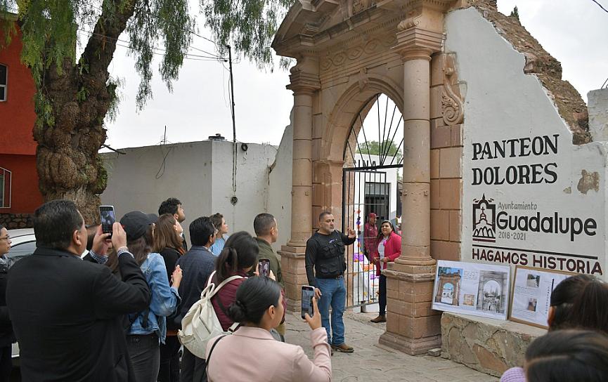 RECORREN GUADALUPENSES EL PANTEÓN DE DOLORES