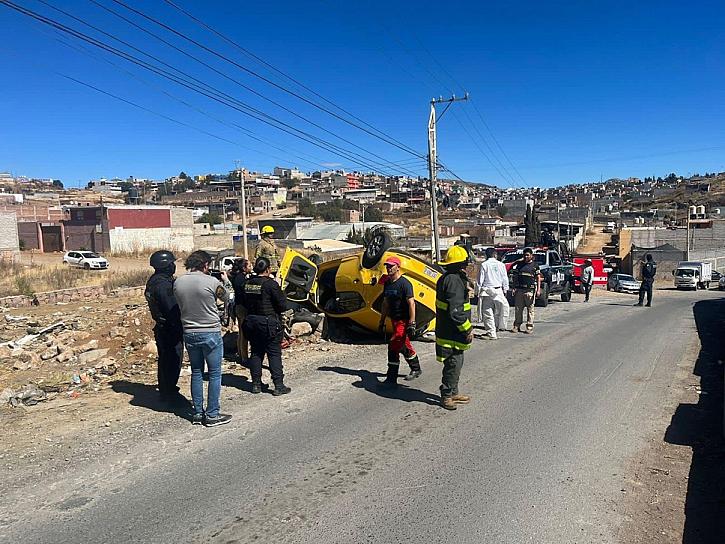 VUELCA VEHÍCULO EN TRÁNSITO PESADO; CONDUCTORA RESULTA ILESA
