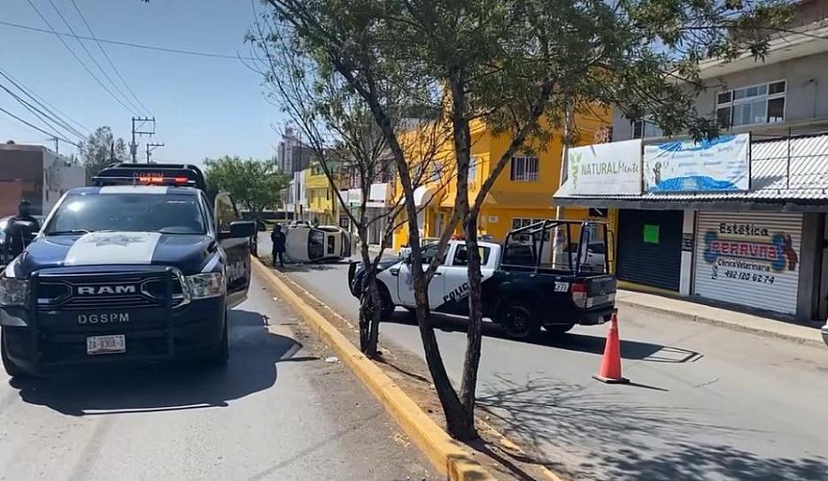 RECUPERAN AUTO ROBADO TRAS PERSECUCIÓN Y VOLCADURA