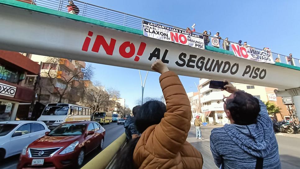 Recuperan puente para expresar su rechazo al viaducto elevado