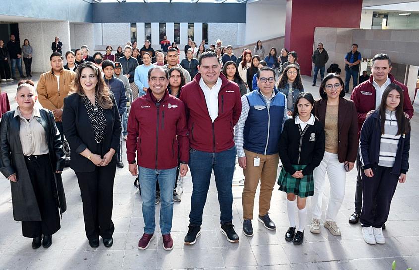 Refrenda Pepe Saldívar su compromiso con la educación
