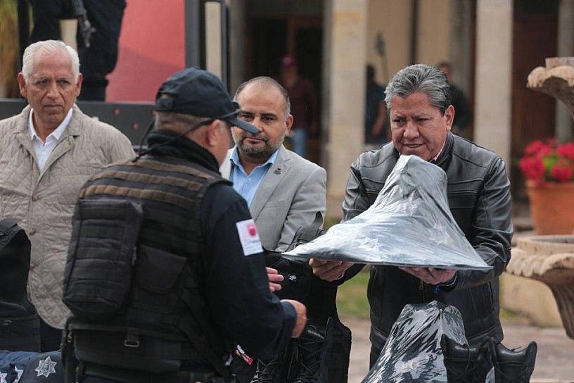 REFUERZAN A ELEMENTOS DE SEGURIDAD EN PINOS; ENTREGAN EQUIPO TÁCTICO 