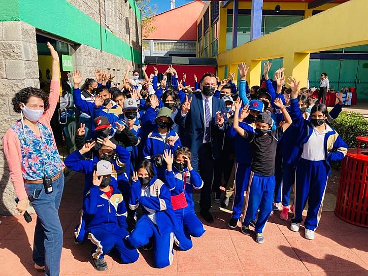 REGALA DAVID MONREAL EXPERIENCIA A ALUMNOS DE VILLA DE COSA