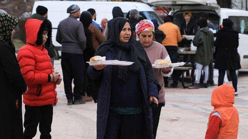 REGALAN COMIDA RESTAURANTES EN TURQUÍA PARA APOYAR A LOS AFECTADOS