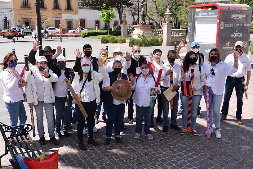 REGALAN FRAGMENTOS DE POEMAS A ZACATECANOS