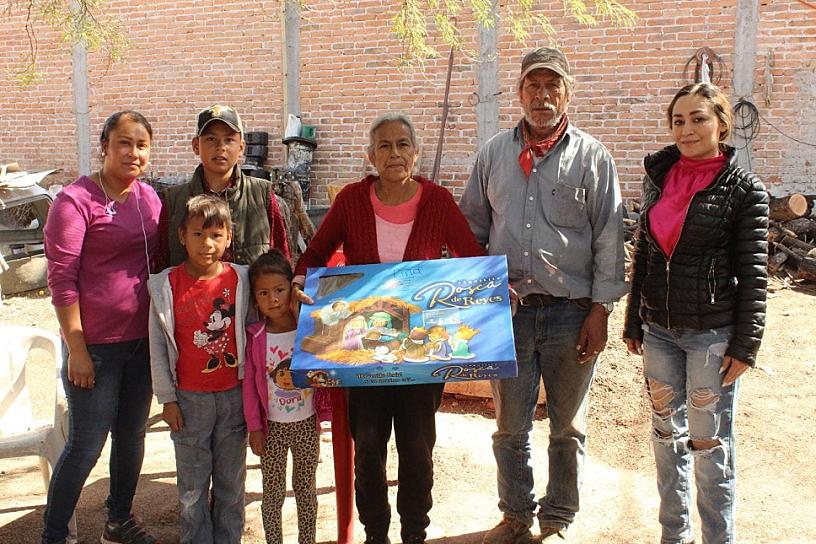REGALAN ROSCA DE REYES A 130 FAMILIAS TABASQUENSES