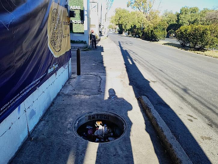 Registro sin tapa en el bulevar pone en riesgo a peatones y genera acumulación de basura