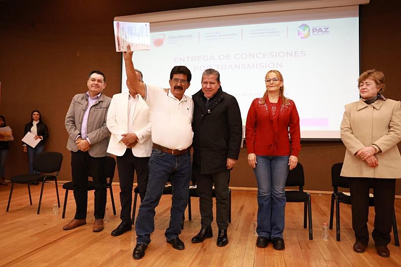 Regularizan 205 concesiones a taxistas del territorio estatal 