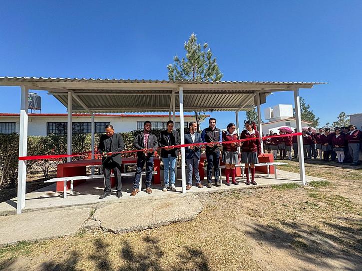 Rehabilitan desayunador y cancha en Cecytez Pinos 