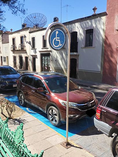 RENUEVAN EN JEREZ TARJETONES DE ESTACIONAMIENTO PARA PERSONAS CON DISCAPACIDAD
