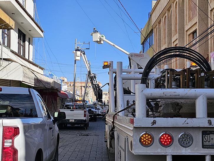 Reparación de poste deja sin servicio a negocios y oficinas en Fresnillo