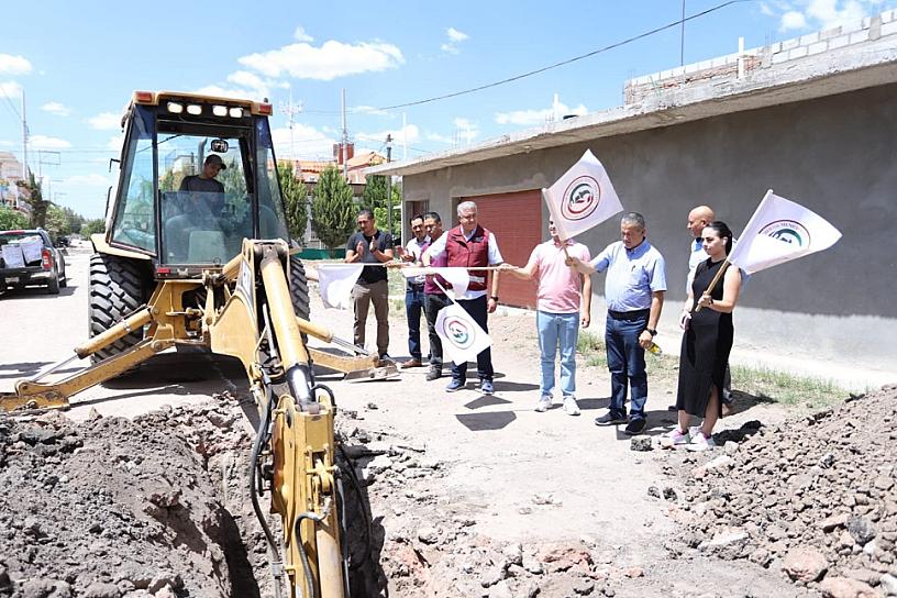 CONSTRUYEN GUARNICIONES Y BANQUETAS EN FRENTE POPULAR NORTE