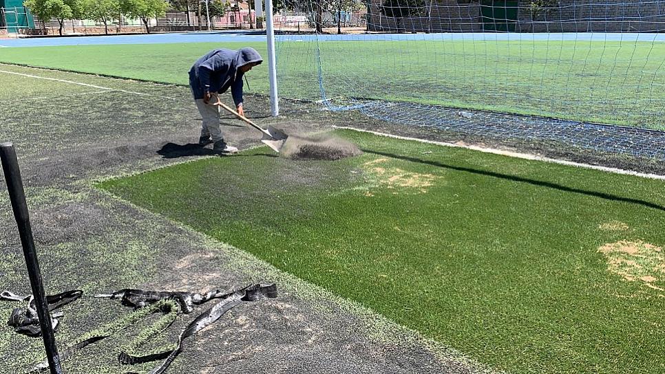 REPARAN EL PASTO SINTÉTICO EN LA CANCHA DE LA UNIDAD DEPORTIVA EN JEREZ