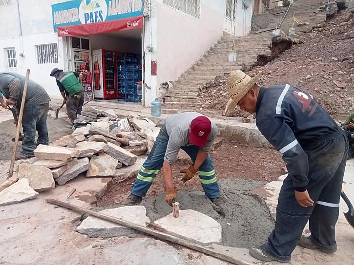 REPARAN ESCALINATAS DEL CALLEJÓN DE TAMPICO EN EL CENTRO HISTÓRICO