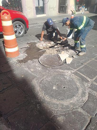 Reparan tapa de registro en el centro