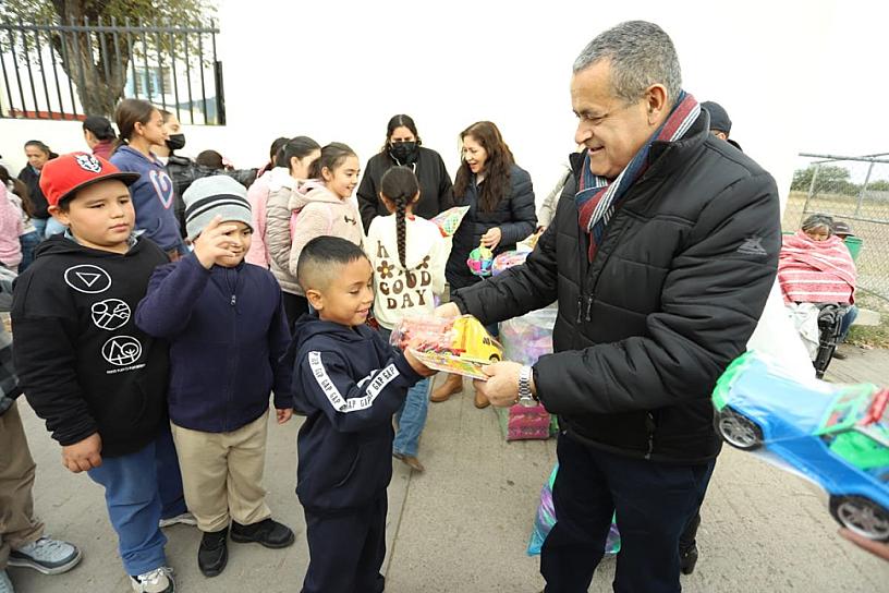 REPARTEN JUGUETES A NIÑOS DE COMUNIDADES JEREZANAS