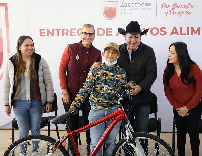 REPARTE DAVID MONREAL APOYOS EN TEPETONGO Y JEREZ 