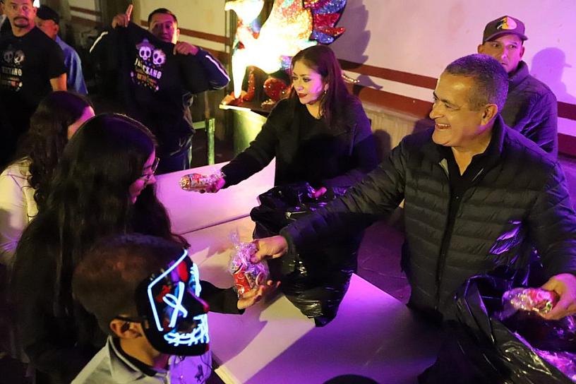 REPARTEN AUTORIDADES MUNICIPALES DULCES A LOS NIÑOS POR DÍA DE MUERTOS 