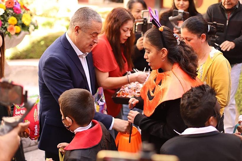 REPARTEN DULCES A NIÑOS EN JEREZ 