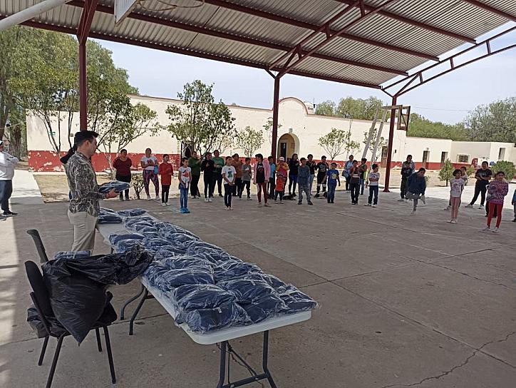 REPARTEN UNIFORMES EN ESCUELA DE JEREZ
