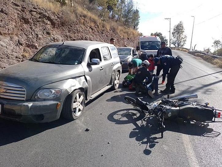REPARTIDOR DE UBER DERRAPA EN SU MOTO Y CAE
