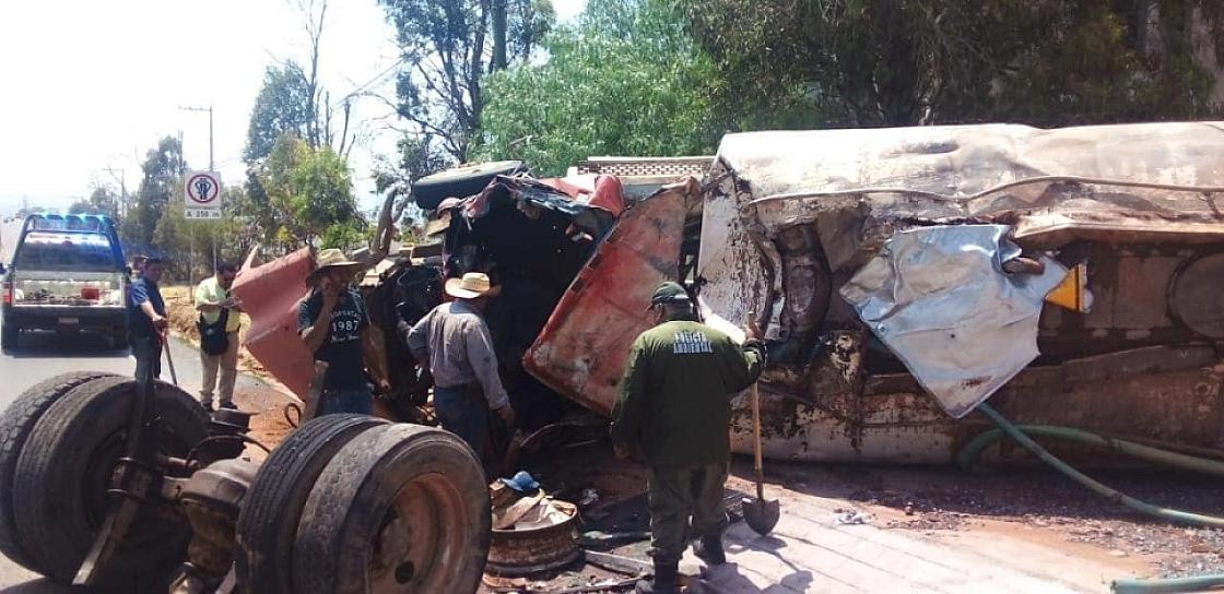 REPORTAN APARATOSA VOLCADURA DE TRÁILER; HAY 2 LESIONADOS
